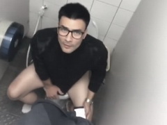 ด่วน! 18+ แอบถ่าย ตั๊ก บริบูรณ์ นั่งขี้ในห้องน้ำโดนถ่ายคลิปคาโถส้วม หลุดจาก IG บอล เชิญยิ้ม