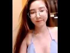 คลิปหลุดหายาก ไลฟ์สด น้อง Foam คลิปใหม่ตัวเต็มโชว์หมดทั้งตัวน้องโฟมไลฟ์สดโชว์หอยเห็นน้ำเยิ้มๆเต็มกางเกงในเเล้วใช้นิ้วเเหย่ร้องครางเสียวอย่างดังเสียงไทยชัดเจน